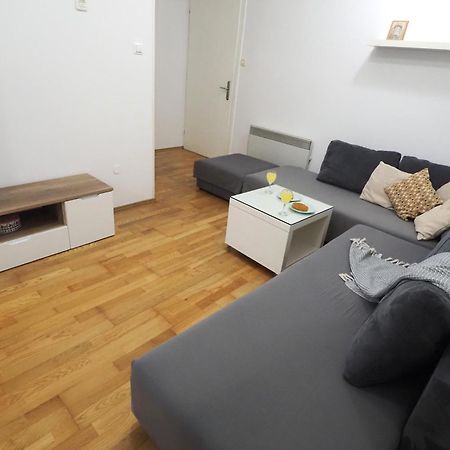 Apartment With Garden In Barbariga Eksteriør billede