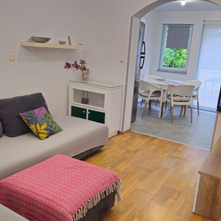 Apartment With Garden In Barbariga Eksteriør billede