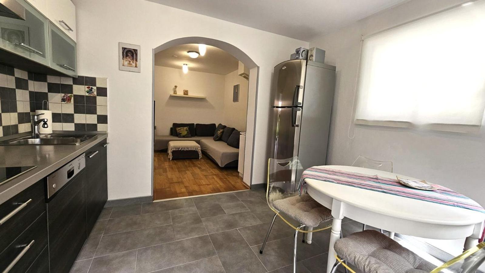 Apartment With Garden In Barbariga Eksteriør billede