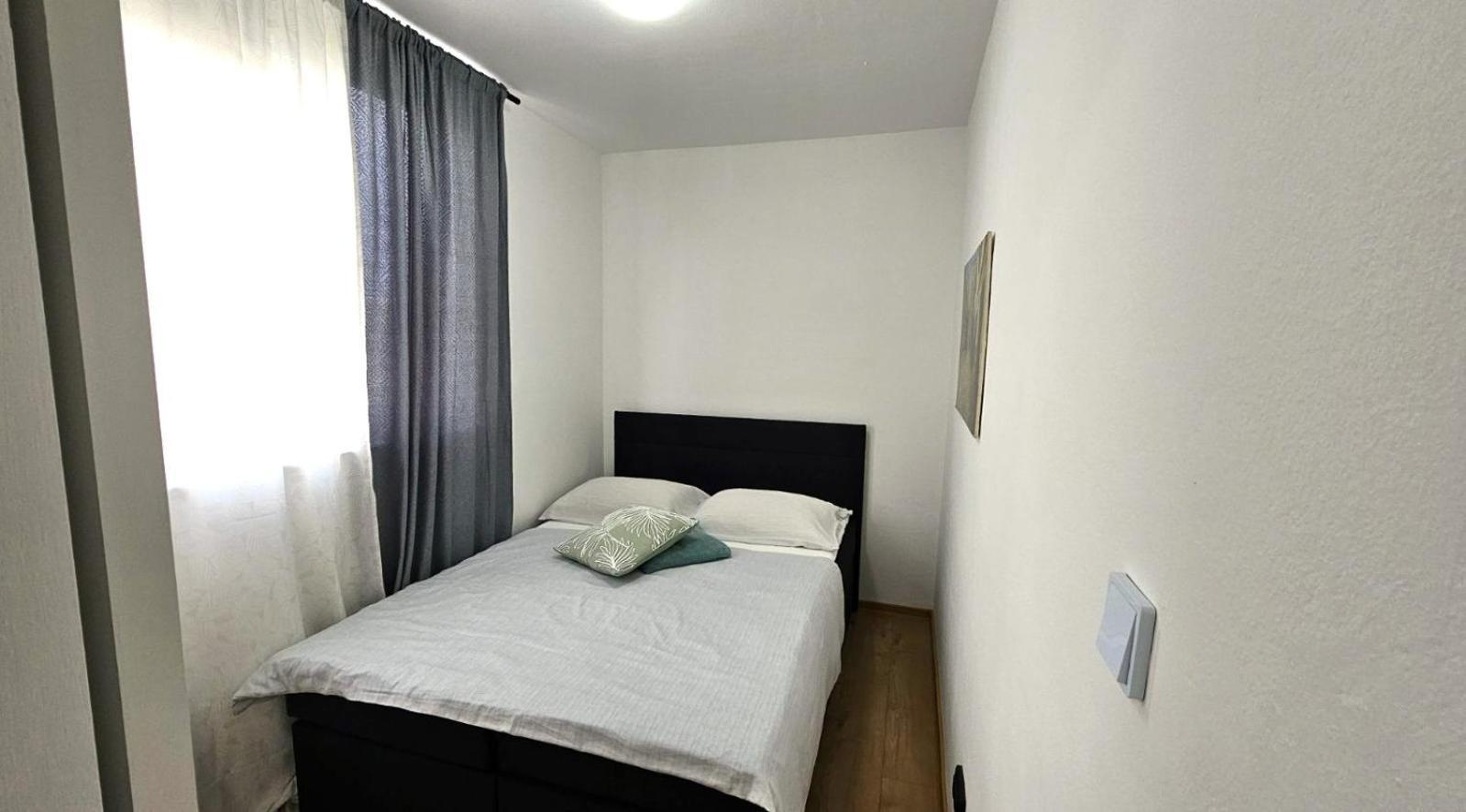 Apartment With Garden In Barbariga Eksteriør billede